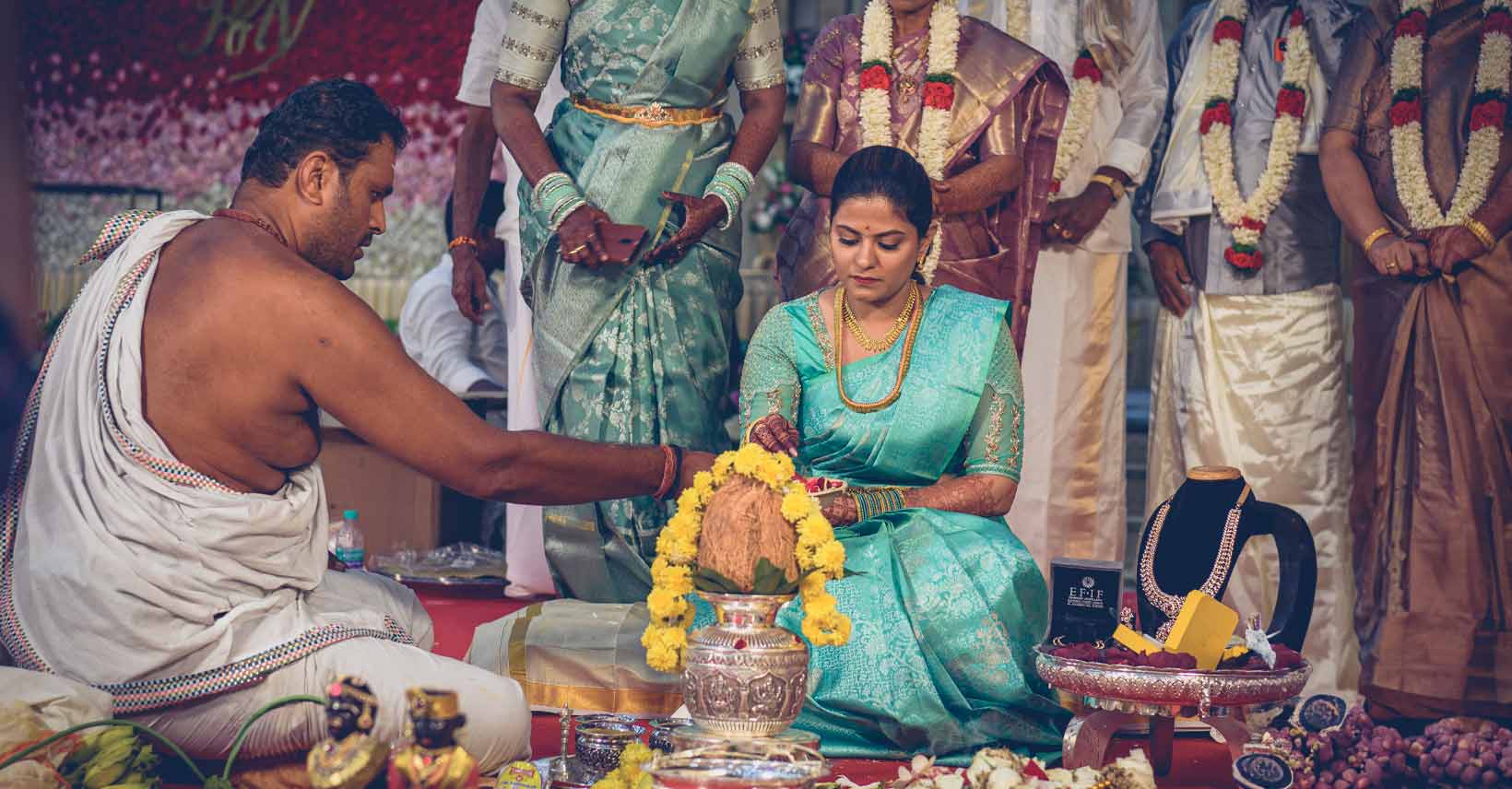 W dzisiejszym wpisie spacerkiem oprowadzam po meandrach tamilskiej ceremonii zaślubin. Dlaczego tak wielu obcokrajowców chce w niej uczestniczyć w rolach głównych?