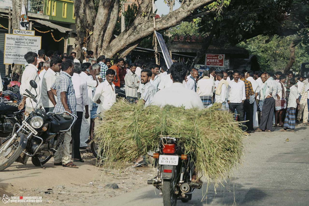 Indie, stan Karnataka gdzieś na ulicy, zebranie agitacyjne jednej z partii