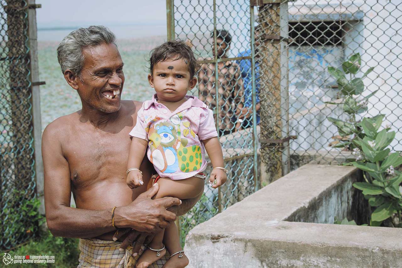 szczęśliwy dziadek z wnuczkiem, Puducherry, Indie