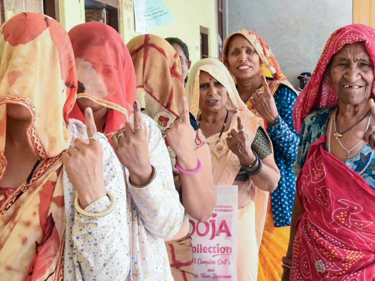 kobiety pokazują oznaczony palec po oddaniu głosu podczas wyborów