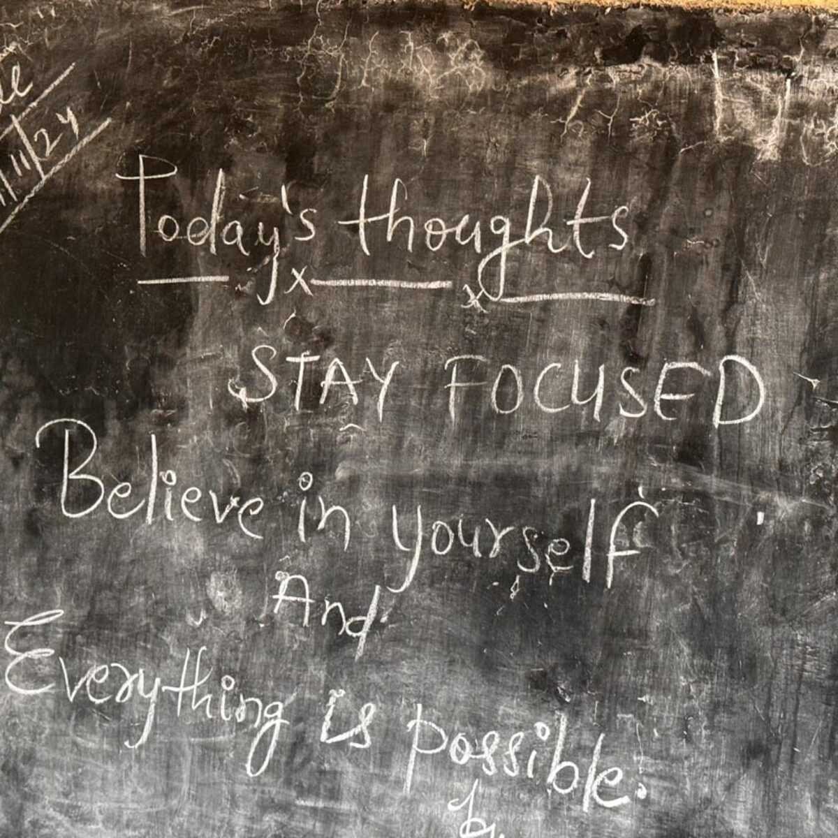 Tablica w szkole z napisem: Today's thoughts: Stay Focused