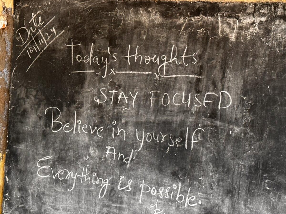 Tablica w szkole z napisem: Today's thoughts: Stay Focused